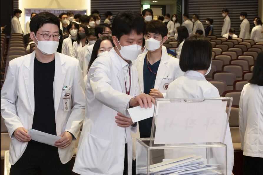 Rumah Sakit Korsel Memproses Pengunduran Diri Hampir 7.700 Dokter Magang