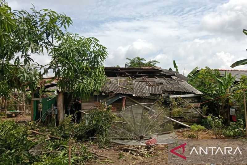 Rumah Warga Kabupaten OKU Rusak Berat Diterjang Angin Puting Beliung