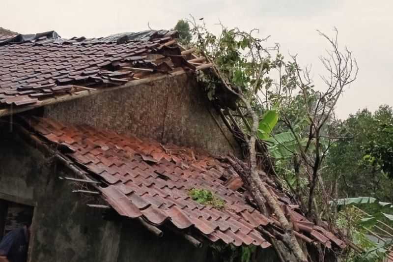 Rumah Warga Sukabumi Ini Nyaris Ambruk Diterjang Angin Puting Beliung