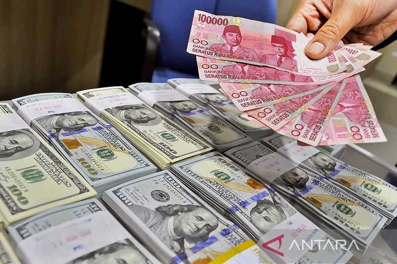 Rupiah Bergerak Menguat Setelah Nyaris Tembus Rp15.000 Kemarin