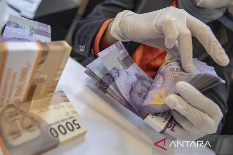 Rupiah Menguat Jadi Rp15.915 per Dolar AS pada Senin Pagi