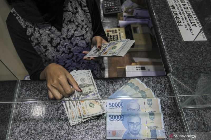 Rupiah Tumbang, Terpukul Sentimen Kenaikan Suku Bunga AS