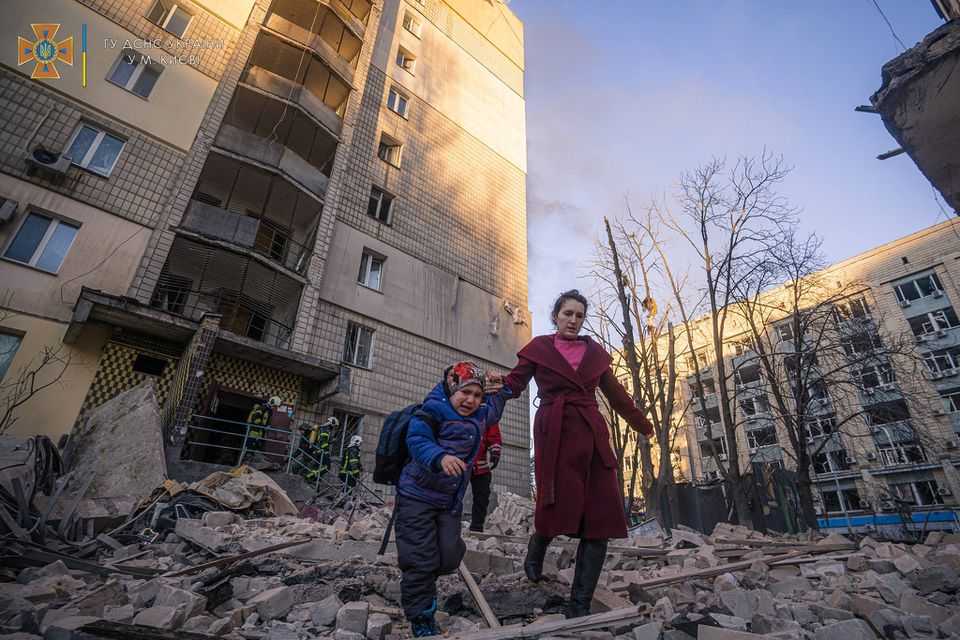 Rusia Menjatuhkan Bom yang Menghantam Gedung Teater Berisi Warga Sipil Ukraina untuk Berlindung, Biden Menyebut Putin sebagai Penjahat Perang