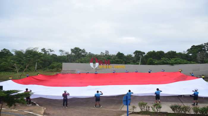 Saat Bendera Merah Putih Raksasa Terbentang di Bumi Papua