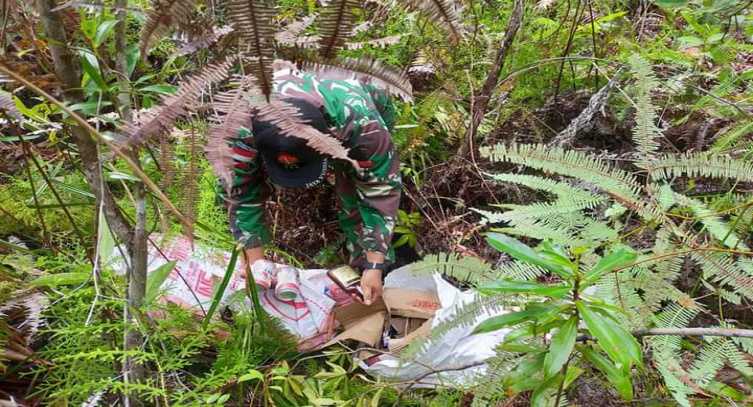 Saat Berpatroli di Jalur Tikus, Prajurit TNI Temukan Sesuatu yang Ditutupi Semak, Ternyata Itu Barang Haram