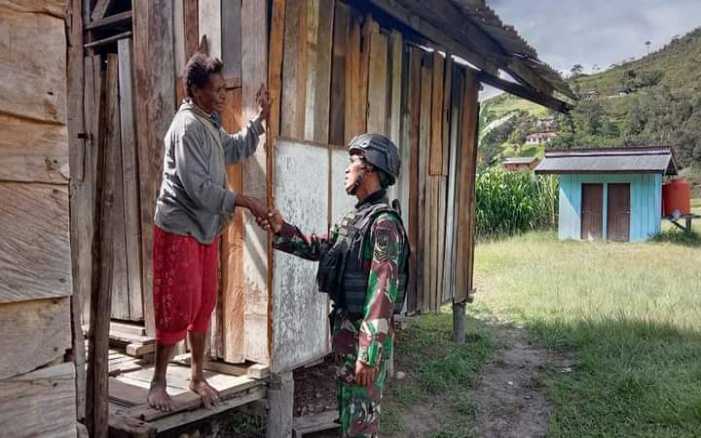 Saat Prajurit TNI Mendatangi Warga dari Rumah ke Rumah di Pegunungan Bintang Papua