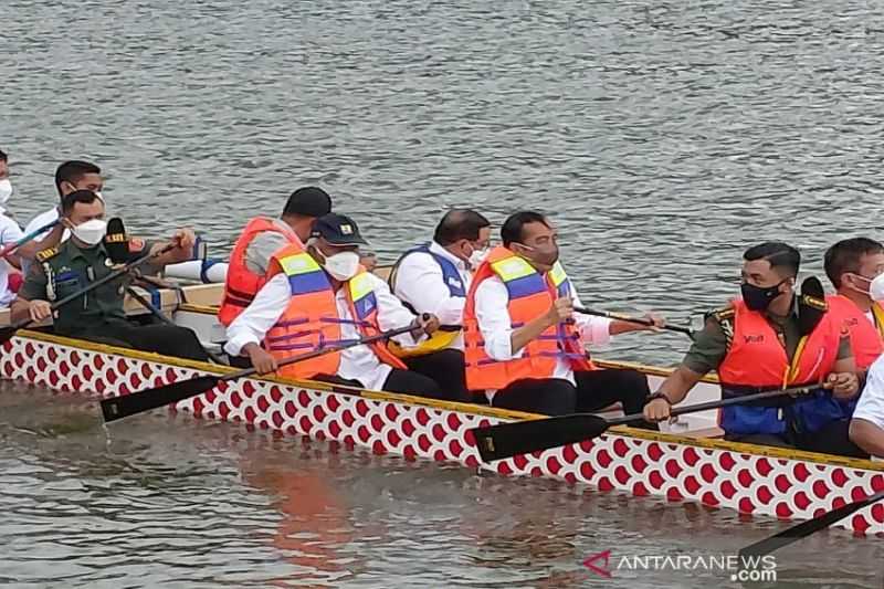 Saat Presiden Jokowi Mendayung Perahu Naga di Bendungan Ladongi Sultra
