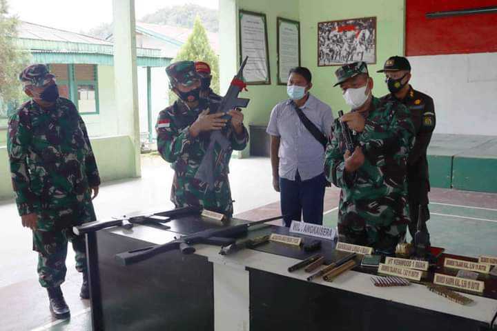 Saat Simpatisan KKB Serahkan Senjatanya Secara Sukarela Kepada Jenderal Bintang Satu Kopassus