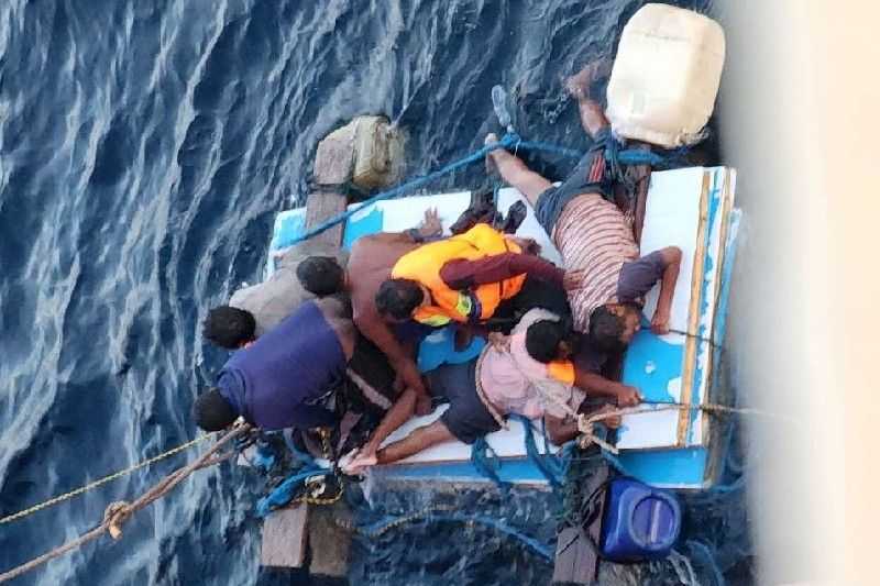 Saat Terombang Ambing di Tengah Laut, Kapal Berbendera Singapura Selamatkan Enam ABK KM Farida Indah