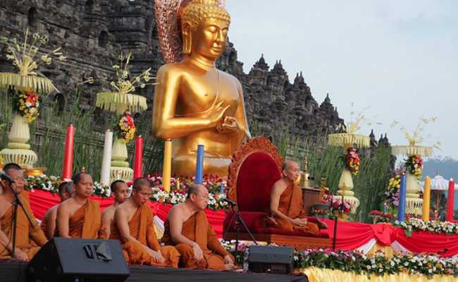 Sah! Bukan Hanya Tempat Wisata, Candi Prambanan dan Borobudur Jadi Tempat Ibadah Umat Hindu dan Budha se-Dunia