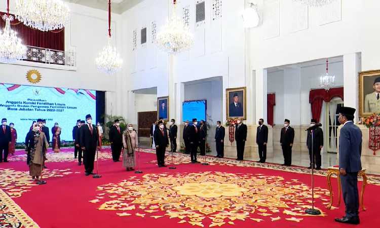 Sah! Presiden RI Joko Widodo Resmi Lantik Anggota KPU dan Bawaslu Periode 2022-2027 di Istana Negara, Tugas Menyiapkan Pemilu 2024 Menanti