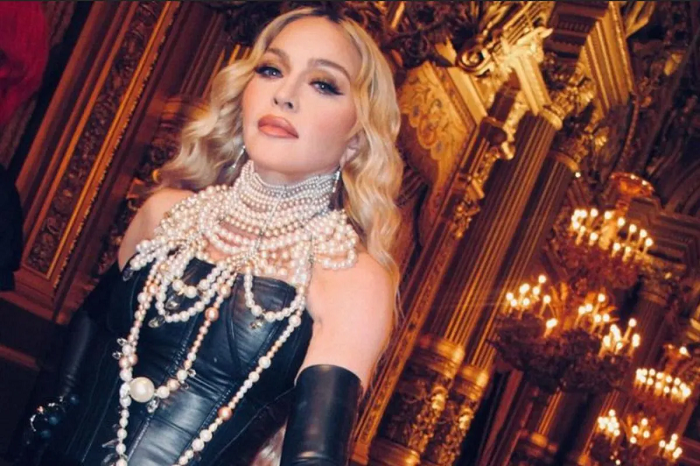 Salma Hayek Bantu Madonna di Acara Penutup Celebration Tour