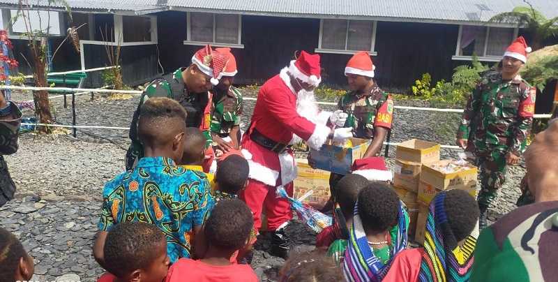 Sambut Hari Natal, Kodim 1714/Puncak Jaya Bagikan Bingkisan Kado untuk Anak-anak