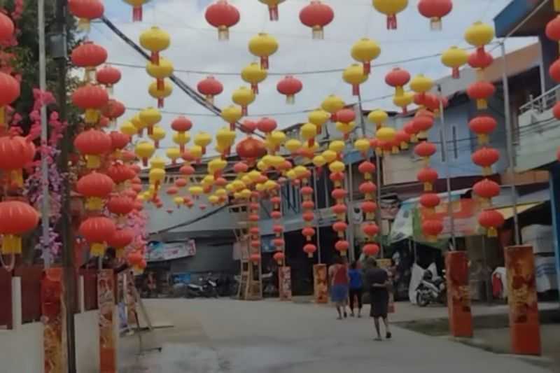Sambut Imlek, Lampion Merah Menghiasi Pusat Kota Bangkayang Kalbar