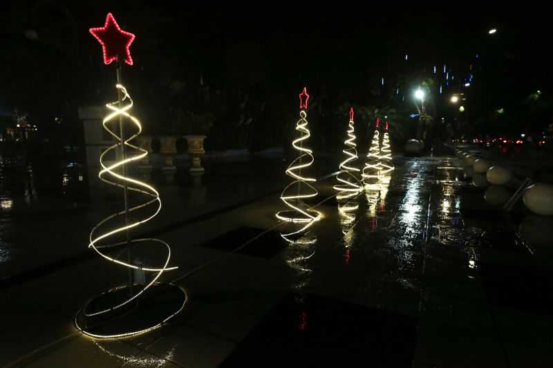 Sambut Natal, Kota Surabaya Dihias dengan Kerlip Lampu dan Pohon Cemara