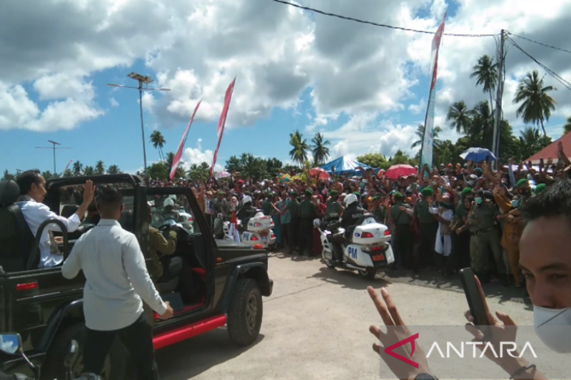 Sambut Presiden Jokowi dan Ibu Iriana, Masyarakat Wakatobi Berduyun-duyun ke Marina Togo Mowondu