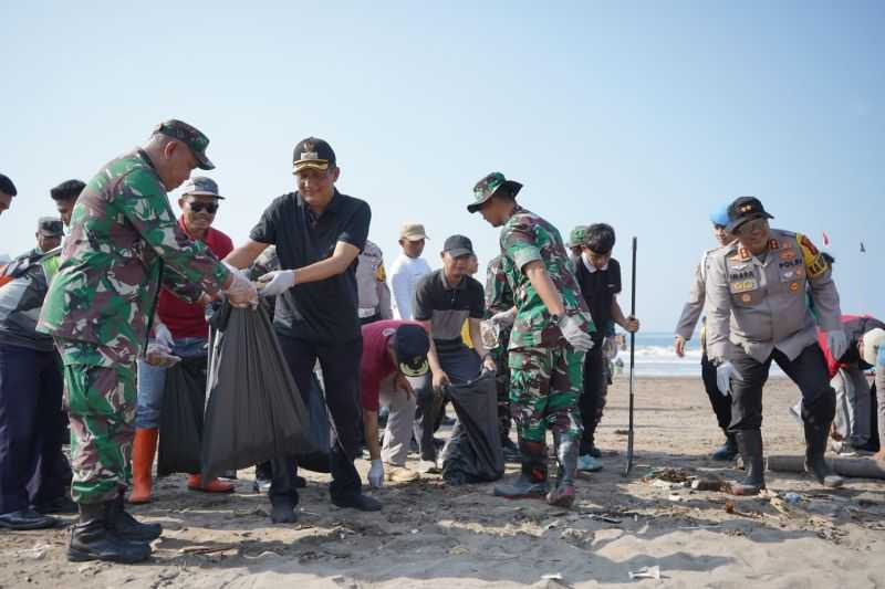 Sambut Wisatawan, Pemkab Pangandaran Bersihkan Sampah di Pantai Sambut Libur Akhir Tahun