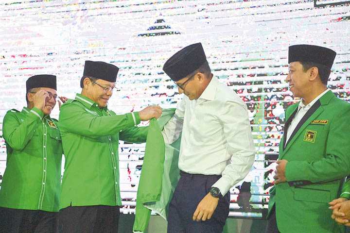 Sandiaga Uno Pakai Jaket PPP