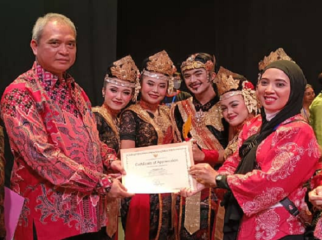 Sanggar Tari Surya Medal Puteri Kencana Turut Berpartisipasi dalam Sibu International Dance Festival - Jejak Angin 2022
