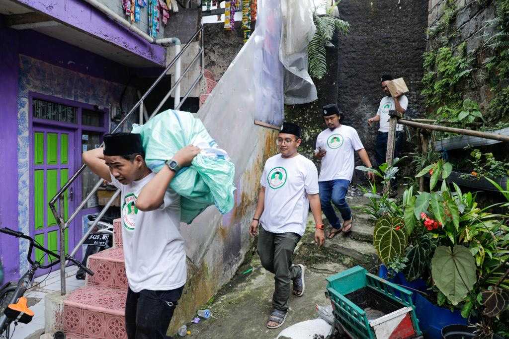 Santri Dukung Ganjar Beri Bantuan Bahan Bangunan ke 40 Ponpes Terdampak Gempa Cianjur