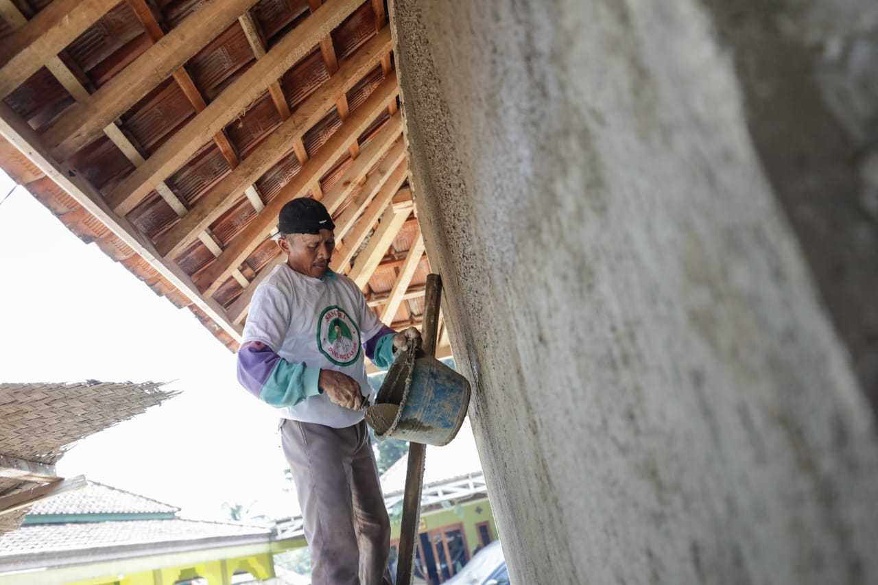 Santri Dukung Ganjar Beri Bantuan dan Kerja Bakti Renovasi Ponpes di Subang 1