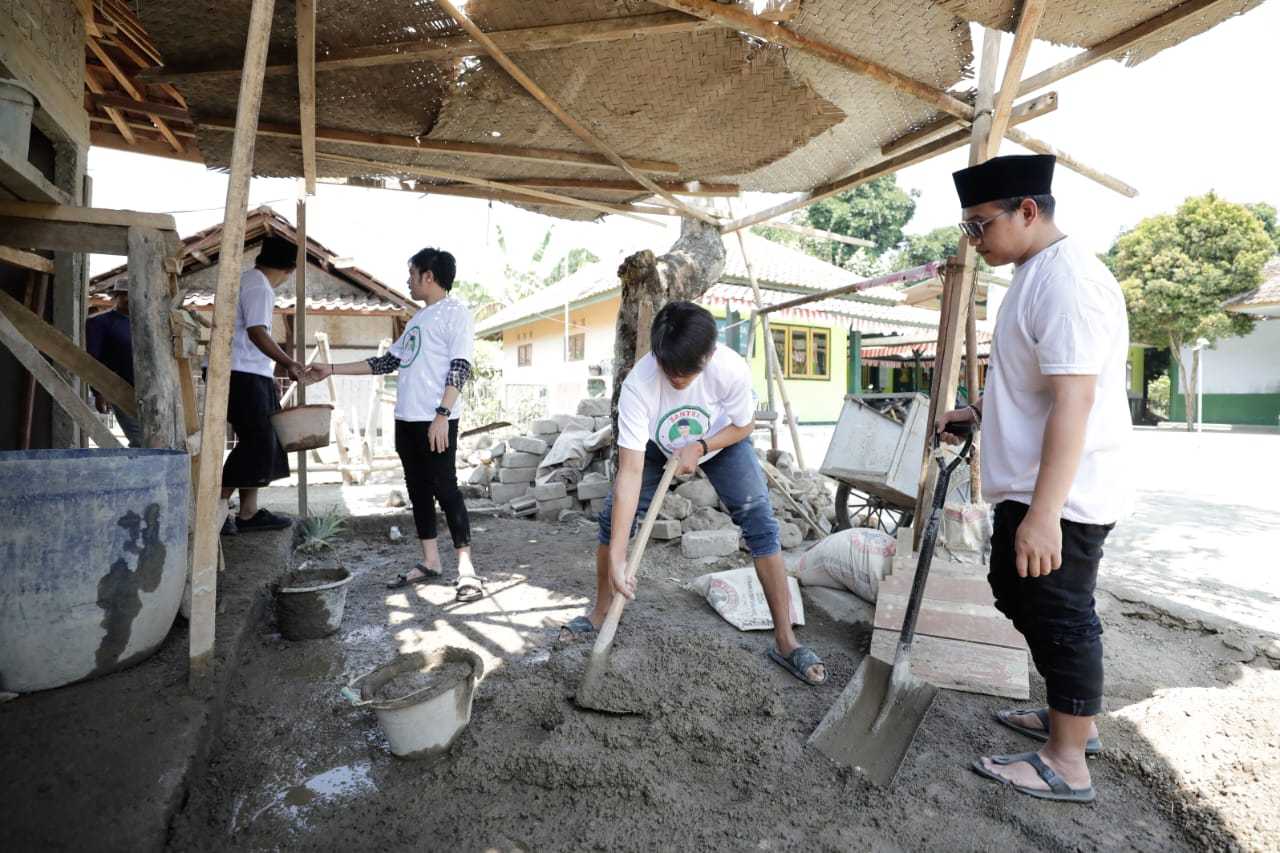 Santri Dukung Ganjar Beri Bantuan dan Kerja Bakti Renovasi Ponpes di Subang 2