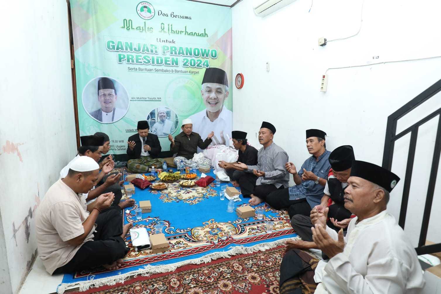 Santri Dukung Ganjar Beri Bantuan Karpet hingga Sembako ke Majelis Taklim di Pesanggrahan