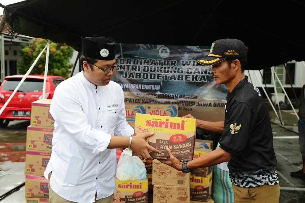 Santri Dukung Ganjar Peduli Korban Banjir di Karawang