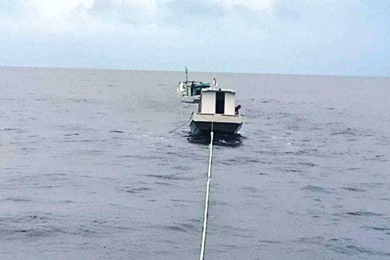 SAR Evakuasi Kapal Nelayan Pascaempat Hari Terlantar di Selat Makassar