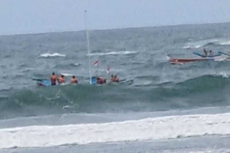 SAR Satlinmas Gunungkidul Gelar Upacara HUT RI di Tengah Laut Pantai Baron