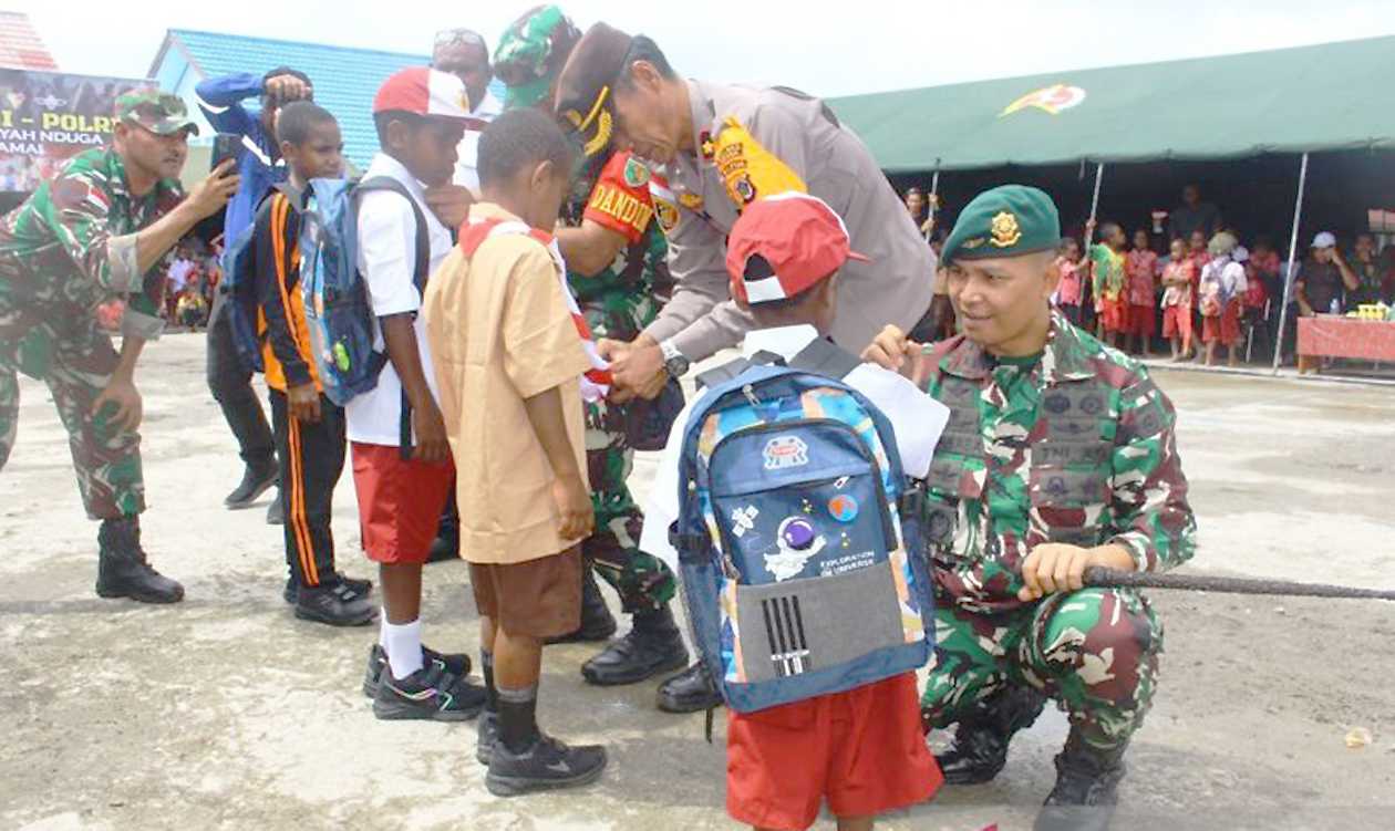 Satgas Koops Habema Serahkan Bantuan untuk Pelajar Nduga