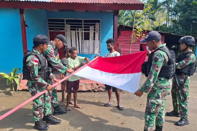 Satgas Pamtas RI-PNG Bagikan Bendera Merah Putih Kepada Warga Keerom