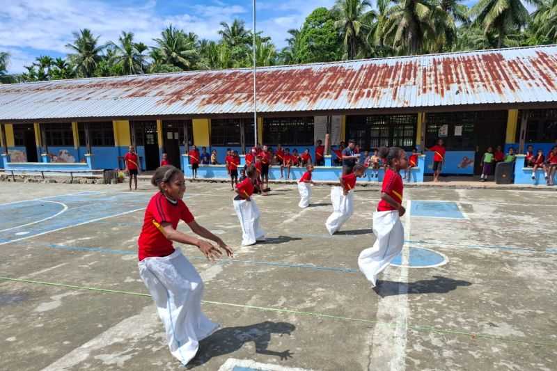 Satgas Pamtas RI-PNG Gelar Lomba Balap Karung Sambut HUT Ke-79 RI