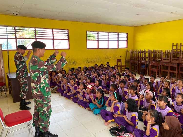 Satgas Yonarmed 1 Kostrad Tanamkan Kedisiplinan Sejak Dini ke Anak-naak Maluku