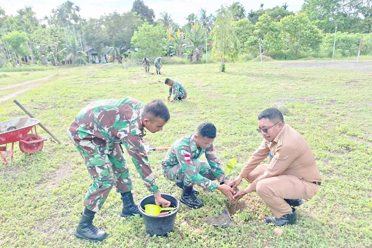 Satgas Yonif 122/TS Tanam 140 Bibit Pohon di Distrik Muara Tami