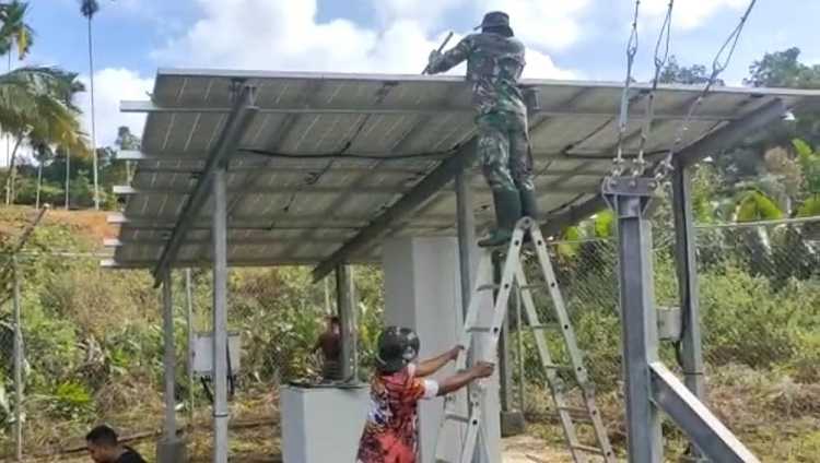 Satgas Yonif 143/TWEJ Ajak Masyarakat Bersihkan Tower BTS di Pedalaman Papua