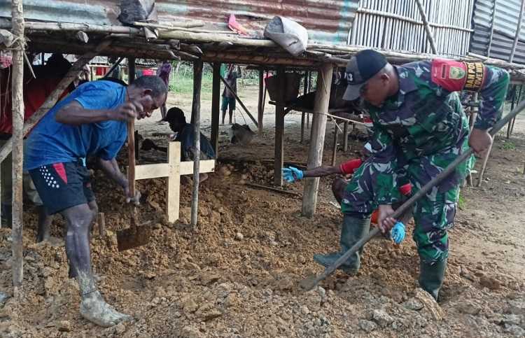 Satgas Yonif 143/TWEJ Bantu Pemakaman Warga di Perbatasan Papua