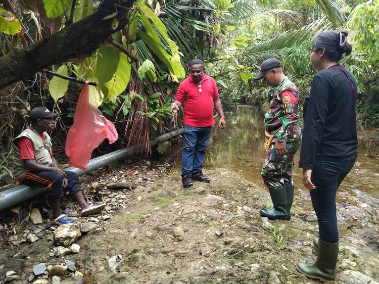 Satgas Yonif 143 TWEJ Bersama Tim PUPR Teliti Sumber Air Bersih untuk Warga Papua