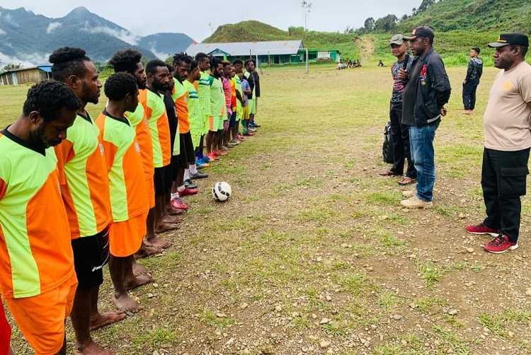 Satgas Yonif 143 TWEJ dan Polri Gelar Turnamen Sepakbola di Papua