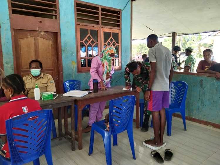 Satgas Yonif 143 TWEJ Gelar Pengobatan Massal Bersama Dinas Kesehatan di Papua