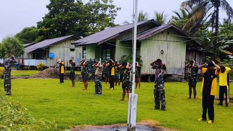 Satgas Yonif 143 TWEJ Olahraga Bersama dengan Anggota Polri