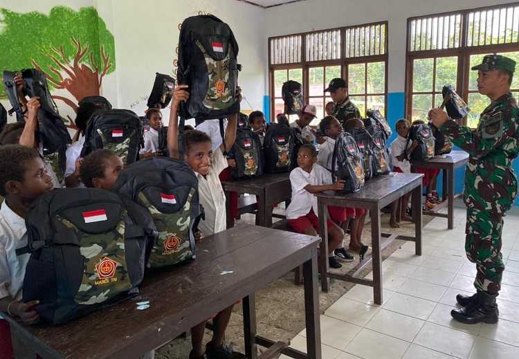Satgas Yonif 143/TWEJ Salurkan Bantuan ke Siswa SD di Papua