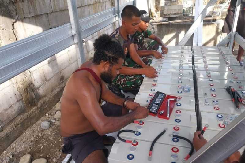Satgas Yonif 310 Bantu Warga Bangun PLTS di Puskesmas Keerom Papua