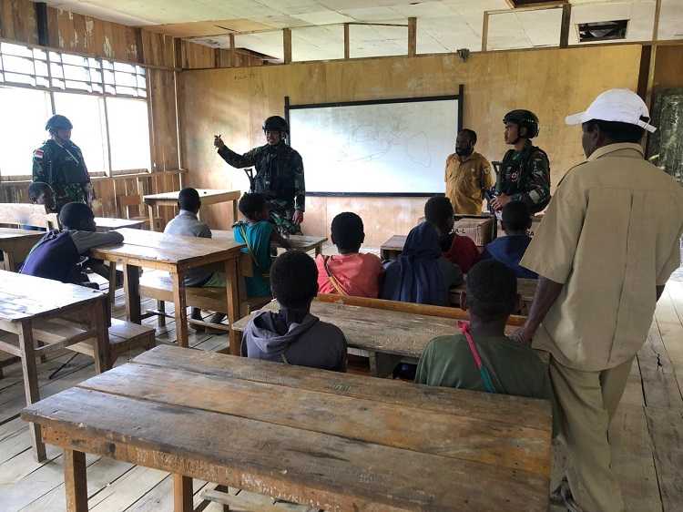 Satgas Yonif Mekanis 203/AK Bantu Mengajar Siswa SD Inpres Brume di Lanny Jaya