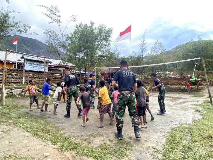 Satgas Yonif Mekanis 203/AK Berikan Kebahagiaan ke Anak-anak Distrik Malagayneri