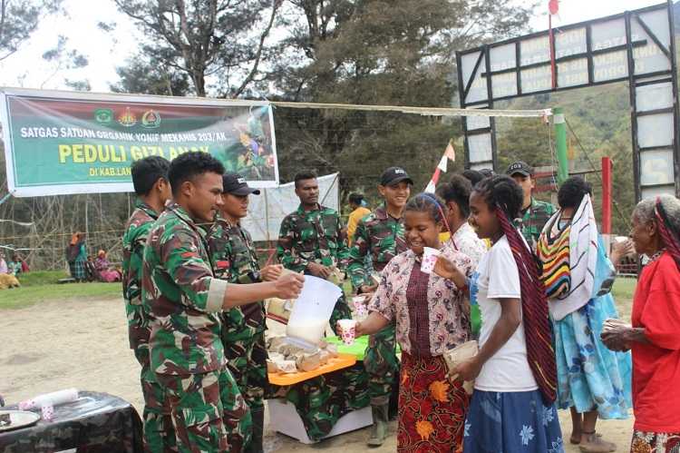 Satgas Yonif Mekanis 203/AK Peduli Gizi Anak