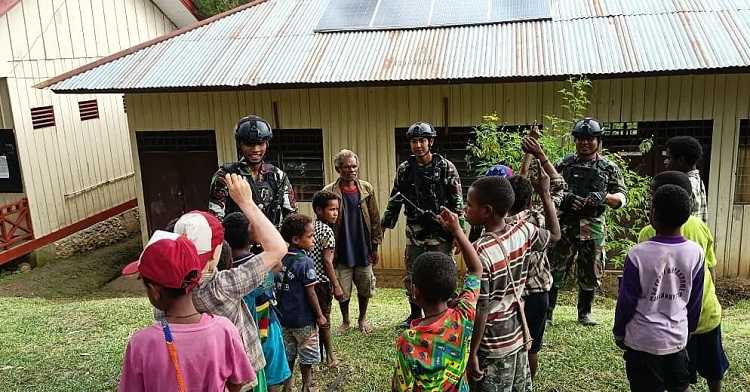 Satgas Yonif Mekanis 203/AK Pos Pirime Turut Membantu Mengajar di SDN Yalipak Distrik Pirime