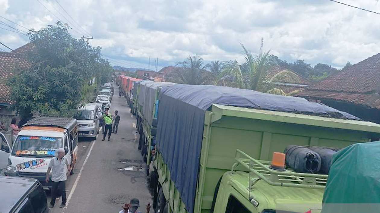 Satlantas Polres OKU Urai Kemacetan di Jalinsum yang lumpuh total