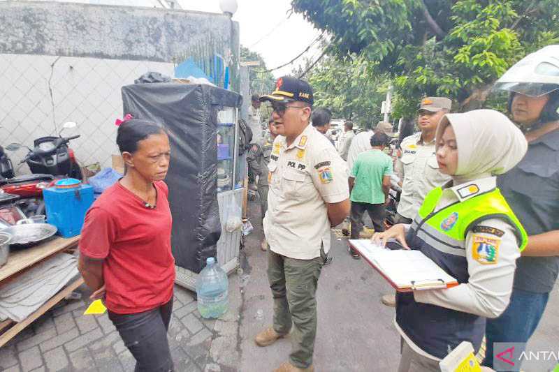 Satpol PP DKI kedepankan pendekatan humanis saat sterilisasi trotoar