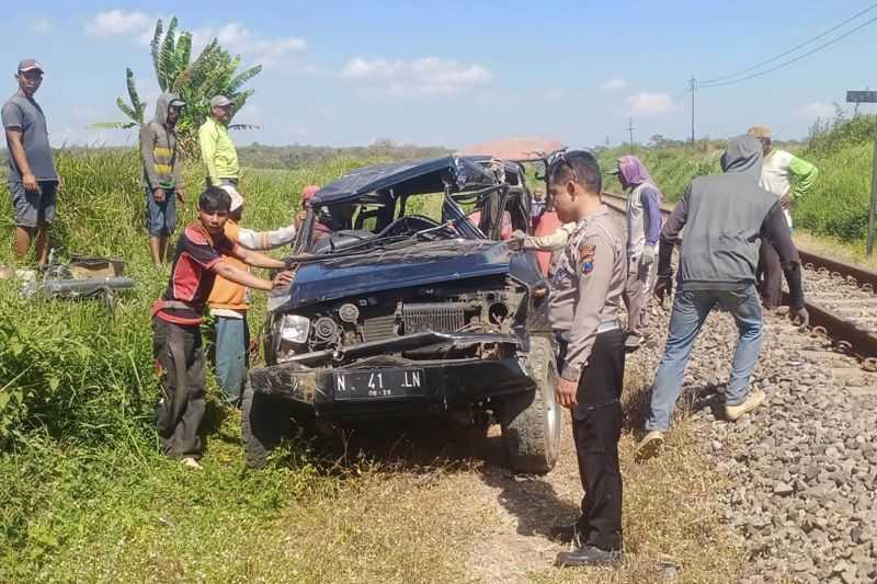 Satu Mobil Tertabrak Kereta Api Kertanegara di Kepanjen, Malang